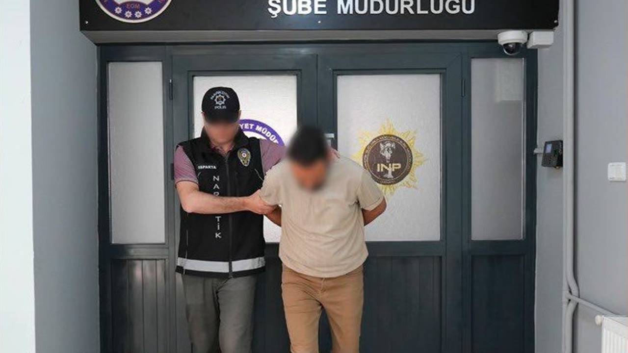 Isparta İl Emniyet Müdürlüğü tarafından yürütülen çalışmalar neticesinde, hakkında kesinleşmiş hapis cezası bulunan bir şahıs yakalanarak gözaltına alındı.

Emniyet Müdürlüğü’nden yapılan açıklamaya göre, "Uyuşturucu veya Uyarıcı Madde Ticareti" suçundan 10 yıl hapis cezası ile aranan şahsın yakalanması için Narkotik Suçlarla Mücadele Şube Müdürlüğü ekipleri tarafından operasyon düzenlendi. Ekiplerin başarılı çalışmaları sonucunda yakalanan şahıs, gerekli işlemlerin ardından gözaltına alındı.

Isparta Emniyet Müdürlüğü, halkın huzur ve güvenliğini sağlamaya yönelik çalışmaların kararlılıkla sürdürüleceğini bildirdi.