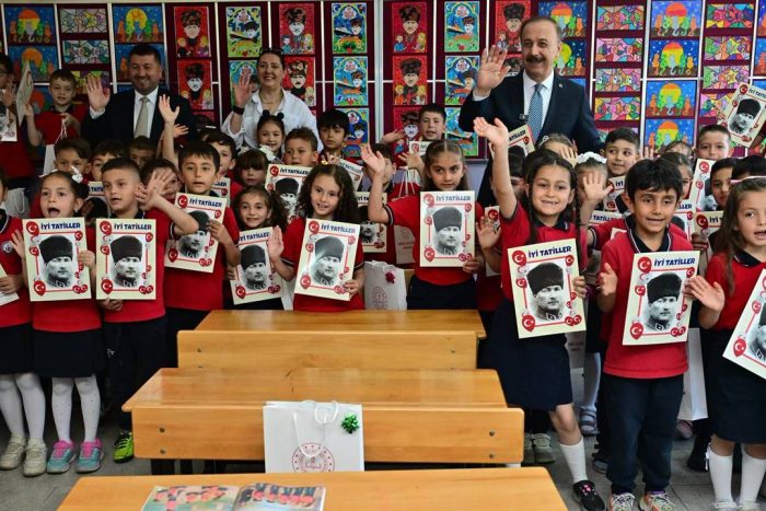 Isparta’da 75 Bin Öğrenci Karne Sevinci Yaşadı: Vali Erin Öğrencilerin Heyecanına Ortak Oldu