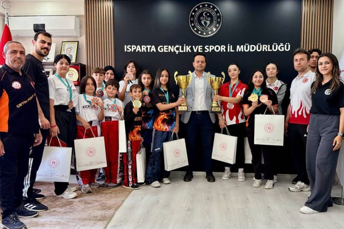 Isparta’nın Genç Yıldızlarından Dünya Kupası Çıkarması: Madalyalı Sporcular İl Müdürü Kaya’yı Ziyaret Etti