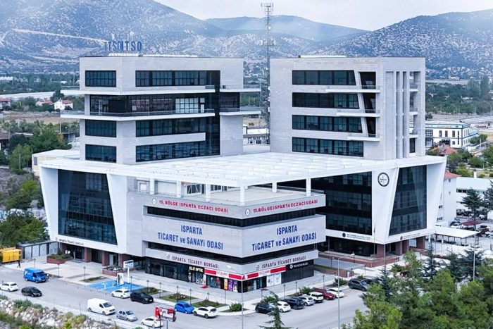 Isparta Ticaret ve Sanayi Odası (ITSO), son günlerde oda üyelerinin şahsi telefon numaraları üzerinden aranarak seçimlere yönelik anket çalışmaları yapıldığına dair şikayetler üzerine resmi bir kamuoyu duyurusu yayımladı. Üyelerin bu aramalardan rahatsızlık duyduğunu belirtmesi üzerine odadan net bir yalanlama geldi.
"Odamızın Herhangi Bir Anket Çalışması Yoktur"
ITSO tarafından yapılan açıklamada, bahse konu anketlerin oda ile hiçbir bağının bulunmadığı vurgulanarak şu ifadelere yer verildi:
"Isparta Ticaret ve Sanayi Odamızın, seçimlere yönelik herhangi bir anket çalışması bulunmadığı gibi, bu kapsamda herhangi bir anket firması veya üçüncü taraf ile yürüttüğü ya da yetkilendirdiği bir çalışma da bulunmamaktadır."
Kişisel Verilerin İhlaliyle İlgili Yasal Süreç Başlatıldı
Üyelerin iletişim bilgilerinin kimler tarafından ve ne şekilde temin edildiğine dair inceleme başlatıldığını duyuran ITSO yönetimi, kişisel verilerin hukuka aykırı şekilde kullanılması ihtimaline karşı yasal girişimlerin hızla başlatılacağını belirtti. Oda, üyelerini bu tür güvenilir olmayan aramalara karşı dikkatli olmaya çağırarak konunun sonuna kadar takipçisi olacaklarını kamuoyuna saygıyla duyurdu.