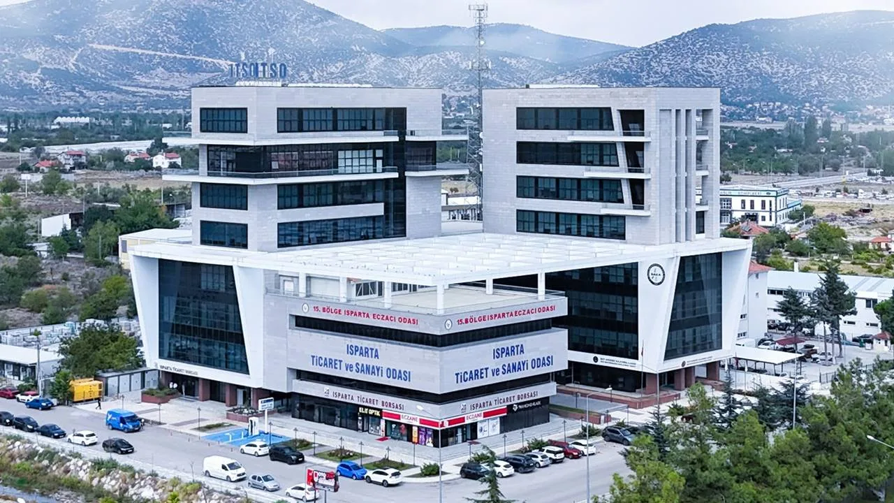 Isparta Ticaret ve Sanayi Odası’nda (ITSO) iş dünyasının merakla beklediği organ seçimlerinin tarihi netleşti. Isparta ticaret ve sanayi hayatının önümüzdeki dönem yönetimini belirleyecek olan ITSO seçimlerinin 10 Ekim 2026 tarihinde gerçekleştirileceği bildirildi.

Yaklaşan genel kurulda adaylardan Ünal Turgut yeşil listeyle, Yunus Karabulut beyaz listeyle, mevcut oda yönetimi Metin Çelik ise mavi listeyle yarışacak. 10 Ekim’de sandık başına gidecek olan ITSO üyeleri, odayı yeni dönemde yönetecek meclis ve yönetim kurulunu belirlemek üzere oylarını kullanacak.