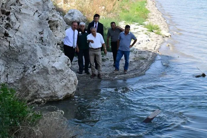 Vali Erin Acil Koduyla Sahaya İndi! Eğirdir Gölü Kıyısında Korkutan Gelişme