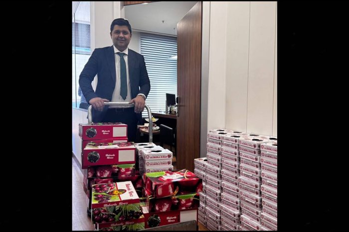 Meclis Koridorlarında Kiraz Kokusu: Başkan Bakır 600 Milletvekiline Uluborlu Kirazı Dağıttı!