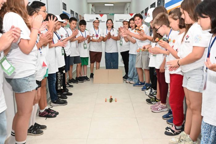 Isparta’da Geleceğin Bilim İnsanları Yarışıyor: Sebzelerden Araç Tasarladılar!