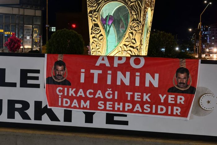 Şehit Kardeşi Celalettin Gürdal’dan Özkanlar Üst Geçidi’nde Pankartlı Protesto