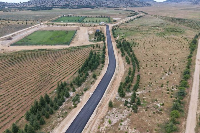 Isparta İl Özel İdaresi, il genelindeki ulaşım altyapısını güçlendirme çalışmalarını aralıksız sürdürüyor. Bu kapsamda, Isparta’nın en önemli turizm merkezlerinden biri olan Davraz Kayak Merkezi’nde yürütülen yol yapım ve asfaltlama çalışmalarında sona yaklaşıldığı duyuruldu.
Yapılan asfalt çalışmasıyla, özellikle yaz ve kış dönemlerinde bölgede kamp yapan spor kulüplerinin antrenman sahalarına çok daha güvenli ve konforlu bir şekilde ulaşım sağlaması amaçlanıyor.
Hedef: Davraz’da 12 Ay Turizm
İl Özel İdaresi'nin köylerin ulaşım ağını güçlendirirken aynı zamanda kent turizminin altyapısına da büyük katkılar sunduğu belirtildi. Hayata geçirilen bu konforlu yol projesinin, Davraz Kayak Merkezi’nde turizm faaliyetlerini yalnızca kış aylarıyla sınırlı bırakmayıp 12 aya yayma hedefine güçlü bir destek sağlayacağı vurgulandı.
Isparta Valisi Abdullah Erin, yürütülen hummalı çalışmalara ilişkin memnuniyetini şu sözlerle dile getirdi:
"Çalışmalarda emeği geçen İl Özel İdaremizin kıymetli personeline ve İl Genel Meclisi üyelerimize teşekkür ediyor, yapılan hizmetlerin ilimize hayırlı olmasını diliyorum."