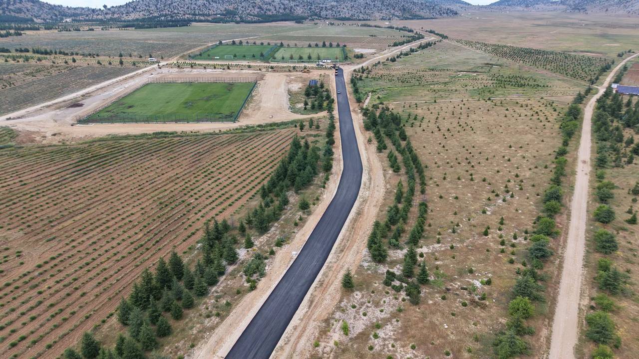 Isparta İl Özel İdaresi, il genelindeki ulaşım altyapısını güçlendirme çalışmalarını aralıksız sürdürüyor. Bu kapsamda, Isparta’nın en önemli turizm merkezlerinden biri olan Davraz Kayak Merkezi’nde yürütülen yol yapım ve asfaltlama çalışmalarında sona yaklaşıldığı duyuruldu.

Yapılan asfalt çalışmasıyla, özellikle yaz ve kış dönemlerinde bölgede kamp yapan spor kulüplerinin antrenman sahalarına çok daha güvenli ve konforlu bir şekilde ulaşım sağlaması amaçlanıyor.

Hedef: Davraz’da 12 Ay Turizm
İl Özel İdaresi'nin köylerin ulaşım ağını güçlendirirken aynı zamanda kent turizminin altyapısına da büyük katkılar sunduğu belirtildi. Hayata geçirilen bu konforlu yol projesinin, Davraz Kayak Merkezi’nde turizm faaliyetlerini yalnızca kış aylarıyla sınırlı bırakmayıp 12 aya yayma hedefine güçlü bir destek sağlayacağı vurgulandı.

Isparta Valisi Abdullah Erin, yürütülen hummalı çalışmalara ilişkin memnuniyetini şu sözlerle dile getirdi:

"Çalışmalarda emeği geçen İl Özel İdaremizin kıymetli personeline ve İl Genel Meclisi üyelerimize teşekkür ediyor, yapılan hizmetlerin ilimize hayırlı olmasını diliyorum."
