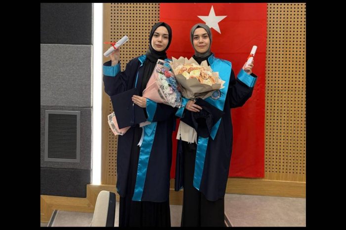 Ispartalı İkiz Kardeşler Diş Hekimliği Fakültesi’nden Birlikte Mezun Oldu