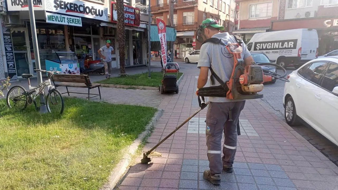 Isparta'nın Gönen İlçe Belediyesi, ilçe merkezinden kırsal mahallelere kadar dört bir yanda altyapı, üstyapı, çevre düzenleme, bakım ve temizlik çalışmalarını aralıksız sürdürüyor. Vatandaşların yaşam kalitesini yükseltmek ve daha düzenli bir Gönen inşa etmek amacıyla sahaya inen belediye ekipleri, birçok farklı noktada eş zamanlı yürütülen mesailerini sürdürüyor.

Ekipler altyapı ve yol alanında Gündoğdu Mahallesi Gönen Devlet Hastanesi mevkiinde yağmur suyu hattı çalışmalarını sürdürürken, Hacıvelioba Mahallesi’nde menfez imalatı ile parke taş döşeme işlerini tamamladı. Karşıyaka Mahallesi 4037 ve 4041 sokaklarda kilit parke taş tamiratı yapılırken, Çevre Yolu üzerinde de bordür tamir çalışmaları gerçekleştirildi.

Sosyal alanlar ve çevre düzenlemesi kapsamında Gönen Köprüsü çevresi ile Kapalı Pazaryeri alanında peyzaj düzenlemeleri devam ediyor. Belediye basketbol sahasında tadilat ve bakım yapılırken, belediye serasında bakım işlemleri tamamlandı. Ayrıca ilçe genelinde yürütülen yabani ot temizliği ve rutin çevre temizlik mesaisi kesintisiz şekilde sürüyor.

Gönen Belediyesi yetkilileri, daha yaşanabilir ve modern bir ilçe hedefi doğrultusunda saha çalışmalarının belirlenen program dahilinde devam edeceğini bildirdi.