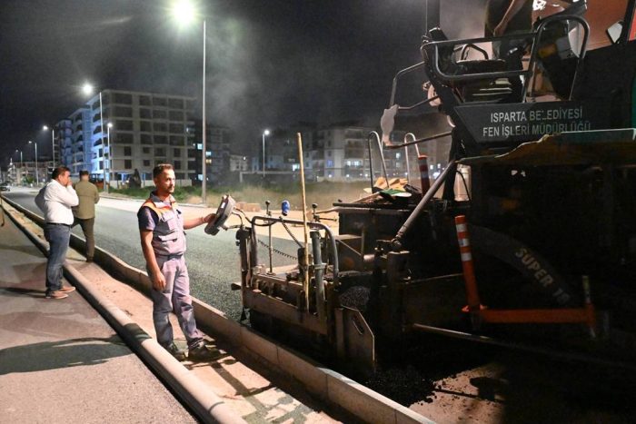 Isparta Belediyesi’nden Gece Mesaisi: Fatih Mahallesi’nde Asfalt Seferberliği