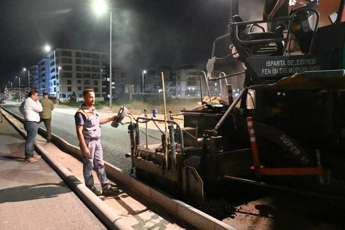 Isparta Belediyesi’nden Gece Mesaisi: Fatih Mahallesi’nde Asfalt Seferberliği