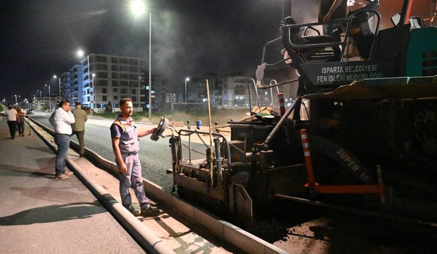 Isparta Belediyesi’nden Gece Mesaisi: Fatih Mahallesi’nde Asfalt Seferberliği
