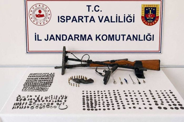Yalvaç’ta Tarihi Eser Operasyonu: Yüzlerce Sikke ve Obje Ele Geçirildi, 1 Tutuklama