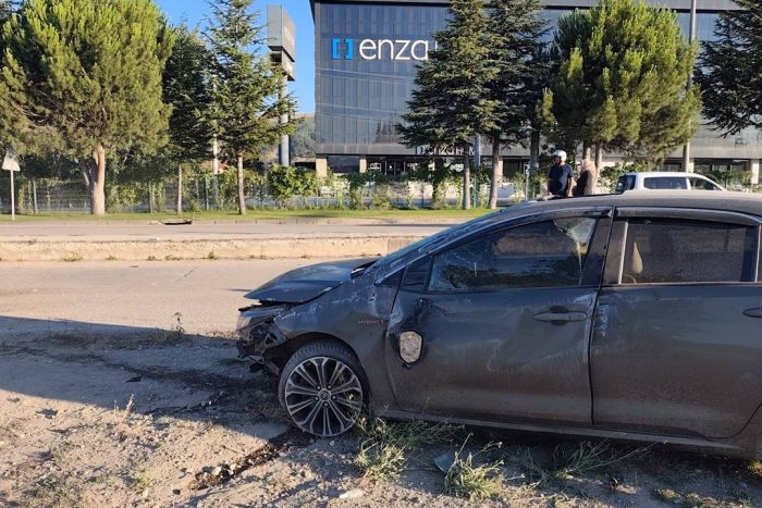 Sav Yolunda Otomobil Kontrolden Çıktı: Yaralılar Hastaneye Kaldırıldı