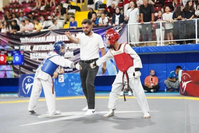 Isparta’nın ev sahipliğinde düzenlenen Minikler Türkiye Taekwondo Şampiyonası Batı Grubu Müsabakaları, ikinci gününde de Işıkkent Spor Salonu’nda dopdolu tribünler önünde nefes kesen mücadelelere sahne oluyor.
Türkiye Taekwondo Federasyonu'nun faaliyet programında yer alan ve Isparta Gençlik ve Spor İl Müdürlüğü organizasyonuyla şehre gelen yaklaşık 3 bin sporcu ile 600 antrenör, hakem ve idareci, Isparta’da tam anlamıyla bir spor şöleni estiriyor. İlk gün gerçekleştirilen teknik toplantıların ardından tatamiye çıkan minik sporcular, madalya için kıyasıya bir rekabet sergiliyor.
Tribünlerde Büyük Coşku
Şampiyonanın ikinci gününde sporcuların tatamideki performansı göz doldururken, tribünleri dolduran sporseverlerin coşkusu da heyecanı zirveye taşıyor.
4-7 Temmuz 2026 tarihleri arasında Işıkkent Spor Salonu’nda devam edecek olan bu organizasyonda mücadele tüm hızıyla sürerken, Isparta Gençlik ve Spor İl Müdürlüğü yetkilileri tüm sporcu ve hakem heyetine başarılar diledi. Yetkililer, turnuvanın kalan günlerinde de bu büyük heyecana ortak olmak ve genç sporculara destek vermek isteyen tüm Isparta halkını tribünleri doldurmaya davet etti.