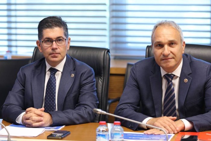 TBMM Okul Olaylarını ve Dijital Riskleri Araştırma Komisyonu uzmanların katılımıyla toplandı. Komisyonda acilen bir "Ruh Sağlığı Yasası" çıkarılması gerektiği vurgulanırken; deprem sonrası travmalar, çocuk yoksulluğu ve kamusal yetersizliklerin şiddeti tırmandırdığı belirtildi.
Milletvekili Halıcı’dan Uzmanlara Kritik Sorular
Toplantıda söz alan CHP Isparta Milletvekili Hikmet Yalım Halıcı, çocukların yaşadığı yapısal krizler ve dijital risklere ilişkin uzmanlara şu soruları yöneltti:
Okul Aidiyeti: Çocukların okula gitme isteği ve aidiyet duygusu neden azalıyor?
Ebeveyn Hataları: Dijital bağımlılık aile içi çatışmalara yol açarken, ebeveynlerin en sık yaptığı hatalar neler?
Geleceksizlik ve Siyasal İklim: Gençlerde artan geleceksizlik duygusunda, mevcut siyasal iklim ve nefret söylemlerinin payı nedir?
Yapay Zeka ve E-Spor: Yapay zekayla sohbet eden çocukları bekleyen riskler neler? E-sporda sağlıklı ekran süresi ve başlama yaşı ne olmalı?
Özgürlük ve Koruma Dengesi: Dijital içeriklerin denetlenmesi taleplerine karşılık, "Çocukları korurken aşırı yasaklayıcı bir anlayışa düşmeden bu dengeyi nasıl sağlayacağız?"
Komisyon, yapısal sorunlara çözüm önerileri geliştirmek üzere çalışmalarını sürdürüyor.