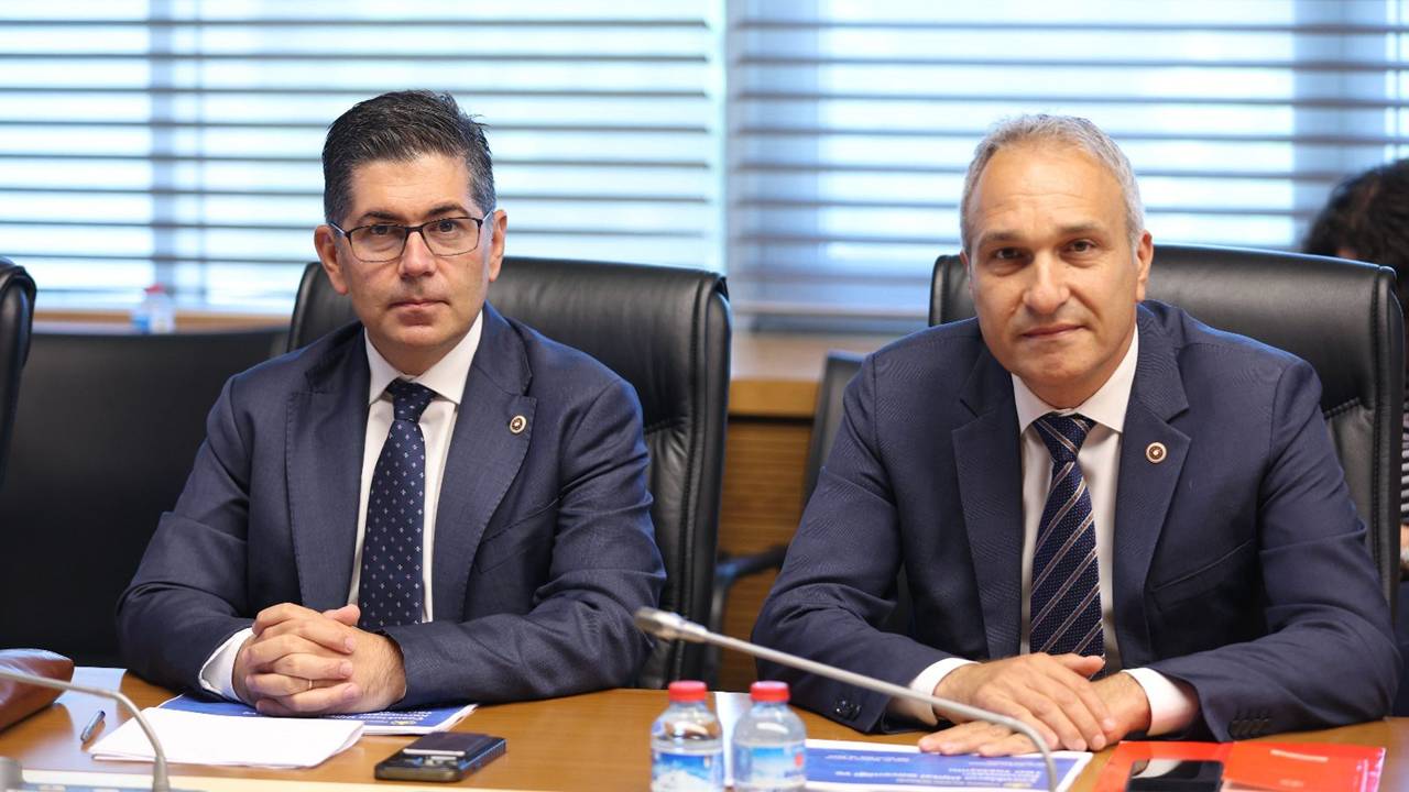 TBMM Okul Olaylarını ve Dijital Riskleri Araştırma Komisyonu uzmanların katılımıyla toplandı. Komisyonda acilen bir "Ruh Sağlığı Yasası" çıkarılması gerektiği vurgulanırken; deprem sonrası travmalar, çocuk yoksulluğu ve kamusal yetersizliklerin şiddeti tırmandırdığı belirtildi.

Milletvekili Halıcı’dan Uzmanlara Kritik Sorular
Toplantıda söz alan CHP Isparta Milletvekili Hikmet Yalım Halıcı, çocukların yaşadığı yapısal krizler ve dijital risklere ilişkin uzmanlara şu soruları yöneltti:

Okul Aidiyeti: Çocukların okula gitme isteği ve aidiyet duygusu neden azalıyor?

Ebeveyn Hataları: Dijital bağımlılık aile içi çatışmalara yol açarken, ebeveynlerin en sık yaptığı hatalar neler?

Geleceksizlik ve Siyasal İklim: Gençlerde artan geleceksizlik duygusunda, mevcut siyasal iklim ve nefret söylemlerinin payı nedir?

Yapay Zeka ve E-Spor: Yapay zekayla sohbet eden çocukları bekleyen riskler neler? E-sporda sağlıklı ekran süresi ve başlama yaşı ne olmalı?

Özgürlük ve Koruma Dengesi: Dijital içeriklerin denetlenmesi taleplerine karşılık, "Çocukları korurken aşırı yasaklayıcı bir anlayışa düşmeden bu dengeyi nasıl sağlayacağız?"

Komisyon, yapısal sorunlara çözüm önerileri geliştirmek üzere çalışmalarını sürdürüyor.