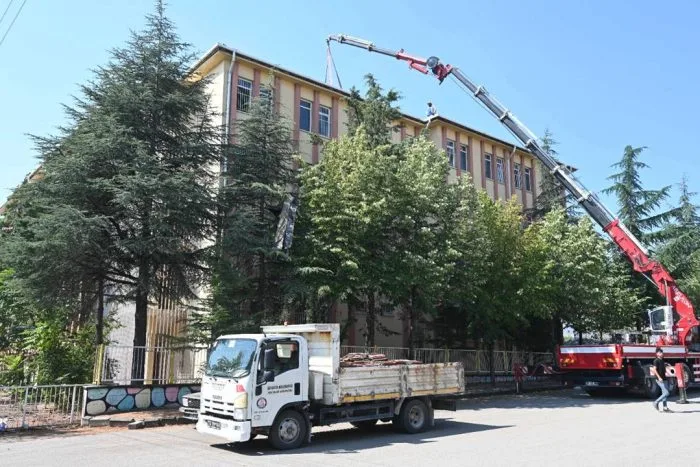 Ayazmana Mahallesi’ne depreme dayanıksız olan Özel Eğitim Uygulama Okulu yıkılıyor