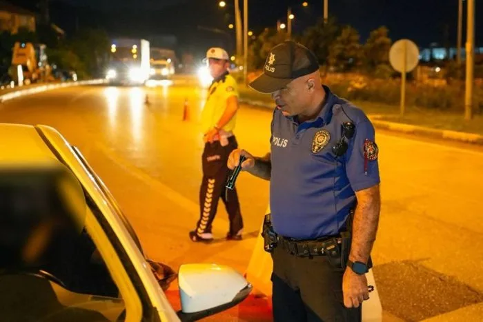 “Dur” İhtarına Uymadı, İki Şehri Birbirine Kattı: Ehliyetsiz Sürücüye Rekor Ceza!