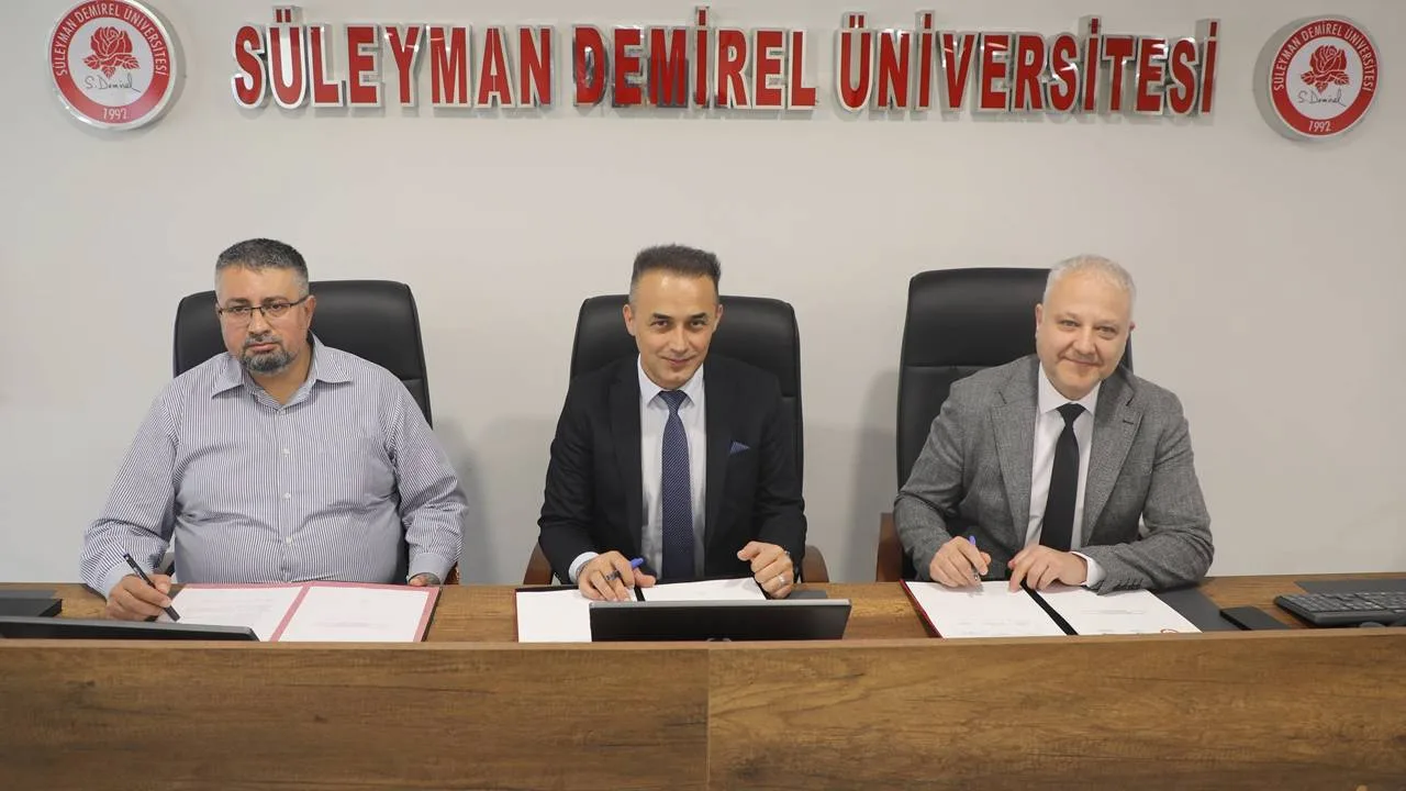AFAD Başkanlığı koordinesinde Isparta İl Afet ve Acil Durum Müdürlüğü, Süleyman Demirel Üniversitesi ve Isparta Uygulamalı Bilimler Üniversitesi arasında kapsamlı bir iş birliği protokolü hayata geçirildi. Kentteki afet farkındalığını ve hazırlık süreçlerini üst seviyeye taşımayı hedefleyen bu önemli protokol, tarafların en üst düzey temsilcilerinin katılımıyla imzalandı. İmza töreninde Isparta İl AFAD Müdürü Bilal Öztürk, Süleyman Demirel Üniversitesi Rektör Yardımcısı Prof. Dr. Mehmet Gençtürk ve Isparta Uygulamalı Bilimler Üniversitesi Rektör Yardımcısı Prof. Dr. Murat Öztürk hazır bulundu.

"Afete Hazır Üniversite, Afete Hazır Türkiye" vizyonuyla şekillenen bu stratejik ortaklık, yükseköğretim kurumlarında afet bilincinin yaygınlaştırılmasını temel alıyor. Protokol kapsamında üniversiteler bünyesinde afet risklerinin azaltılmasına yönelik akademik ve teknik çalışmalar yürütülmesi, öğrenciler ve personel arasında afet gönüllülüğünün teşvik edilmesi ve bu alandaki eğitsel faaliyetlerin artırılması hedefleniyor. Ayrıca, AFAD Gönüllülük Sistemi ile uyumlu öğrenci topluluklarının desteklenmesi ve üniversiteler içerisinde akredite arama-kurtarma ekiplerinin oluşturulması da protokolün öncelikli maddeleri arasında yer alıyor.

Isparta İl AFAD Müdürlüğü, afet yönetimine ilişkin akademik, teknik ve uygulamalı faaliyetlerde iş birliğinin sağlanmasını öngören bu adıma katkı sunan Süleyman Demirel Üniversitesi ve Isparta Uygulamalı Bilimler Üniversitesi yönetimine teşekkürlerini iletti. Bu iş birliğiyle birlikte, hem üniversitelerin afetlere karşı direncinin artırılması hem de Isparta genelinde daha bilinçli ve hazırlıklı bir toplum yapısının oluşturulması hedefleniyor.