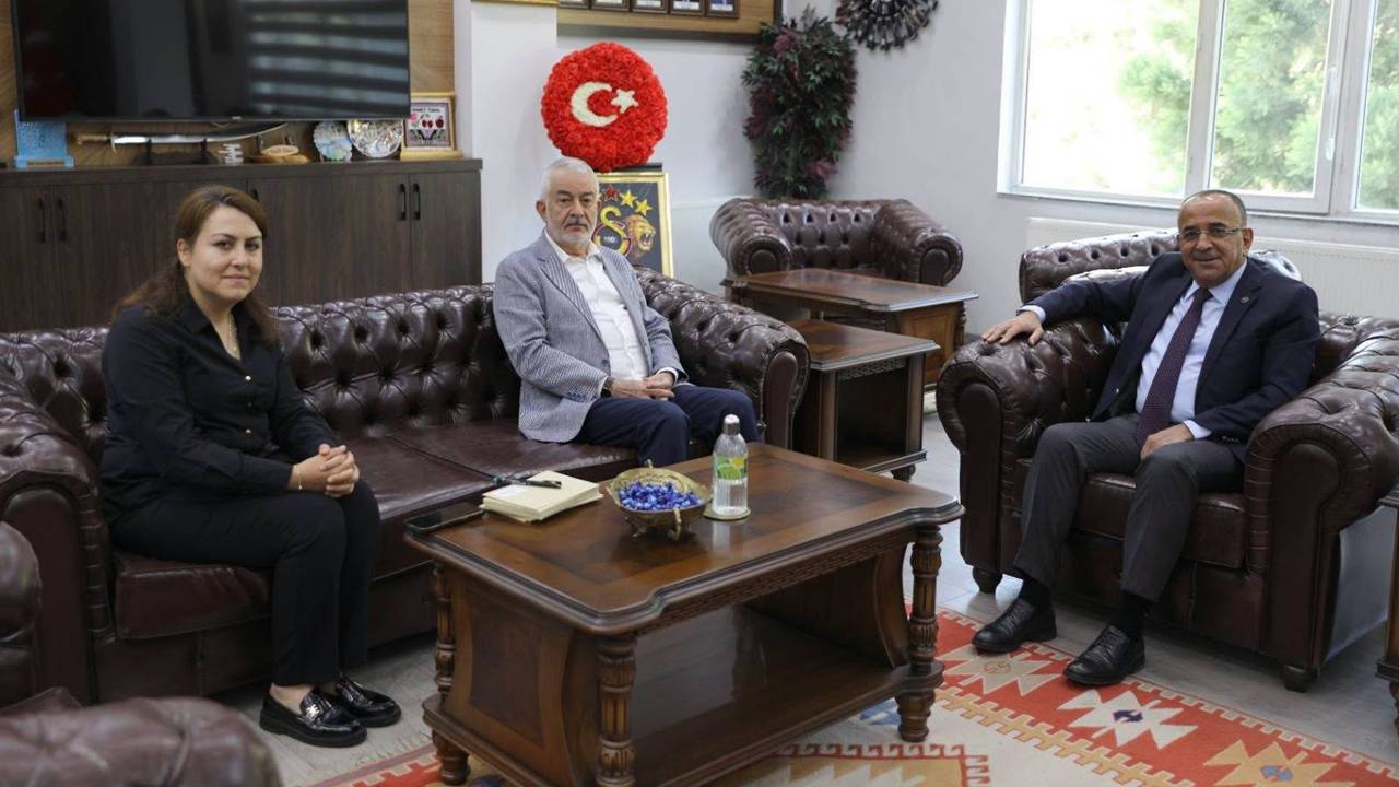 Isparta Belediye Başkanı Şükrü Başdeğirmen, beraberinde Belediye Başkan Yardımcısı Dilek Toros ile birlikte, Isparta Esnaf ve Sanatkârlar Odaları Birliği (IESOB) Başkanı Ahmet Tural’ı ziyaret etti.

Ziyaret, Ahmet Tural’ın yeniden Isparta Esnaf ve Sanatkârlar Odaları Birliği Başkanlığına ve aynı zamanda Türkiye Şoförler ve Otomobilciler Federasyonu (TŞOF) Yönetim Kurulu Üyeliğine seçilmesi vesilesiyle gerçekleştirildi. Belediye Başkanı Başdeğirmen, Tural’ı tebrik ederek yeni dönem çalışmaları için hayırlı olsun dileklerini iletti ve başarılar diledi.

IESOB Başkanı Ahmet Tural, nazik ziyaretleri ve güzel temennileri dolayısıyla Belediye Başkanı Şükrü Başdeğirmen ve Başkan Yardımcısı Dilek Toros’a teşekkürlerini ifade etti. Ziyarette, Isparta esnafının durumu ve belediye ile esnaf odaları arasındaki iş birliği konuları da ele alındı.