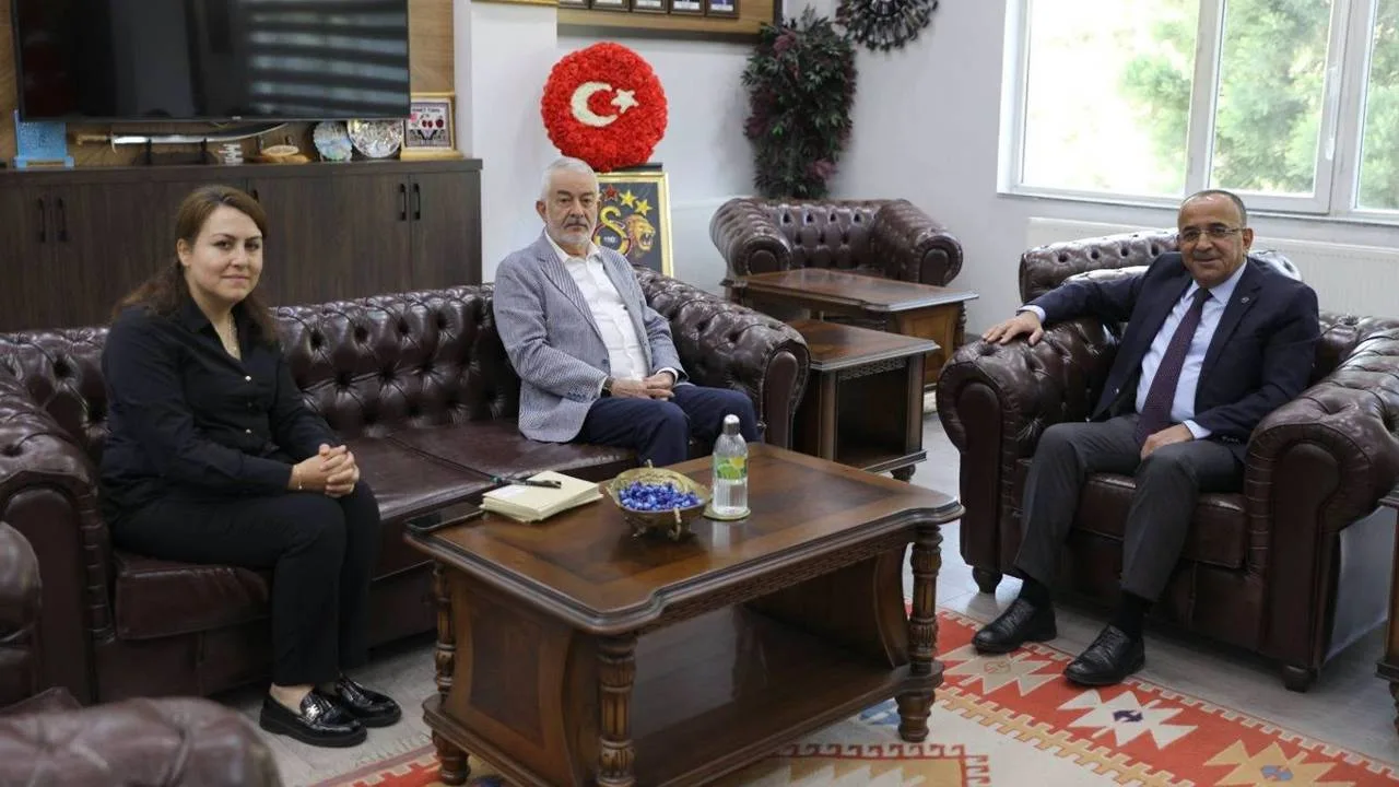 Isparta Belediye Başkanı Şükrü Başdeğirmen, beraberinde Belediye Başkan Yardımcısı Dilek Toros ile birlikte, Isparta Esnaf ve Sanatkârlar Odaları Birliği (IESOB) Başkanı Ahmet Tural’ı ziyaret etti.

Ziyaret, Ahmet Tural’ın yeniden Isparta Esnaf ve Sanatkârlar Odaları Birliği Başkanlığına ve aynı zamanda Türkiye Şoförler ve Otomobilciler Federasyonu (TŞOF) Yönetim Kurulu Üyeliğine seçilmesi vesilesiyle gerçekleştirildi. Belediye Başkanı Başdeğirmen, Tural’ı tebrik ederek yeni dönem çalışmaları için hayırlı olsun dileklerini iletti ve başarılar diledi.

IESOB Başkanı Ahmet Tural, nazik ziyaretleri ve güzel temennileri dolayısıyla Belediye Başkanı Şükrü Başdeğirmen ve Başkan Yardımcısı Dilek Toros’a teşekkürlerini ifade etti. Ziyarette, Isparta esnafının durumu ve belediye ile esnaf odaları arasındaki iş birliği konuları da ele alındı.