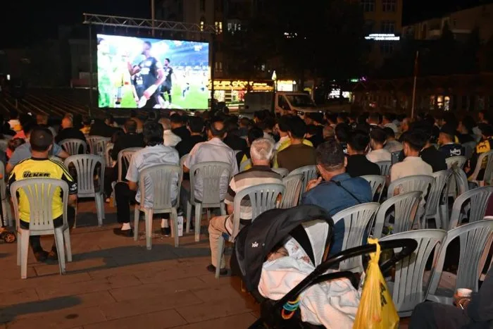 Isparta’da Fenerbahçe Coşkusu: Taraftarlar Maçı Dev Ekrandan İzledi