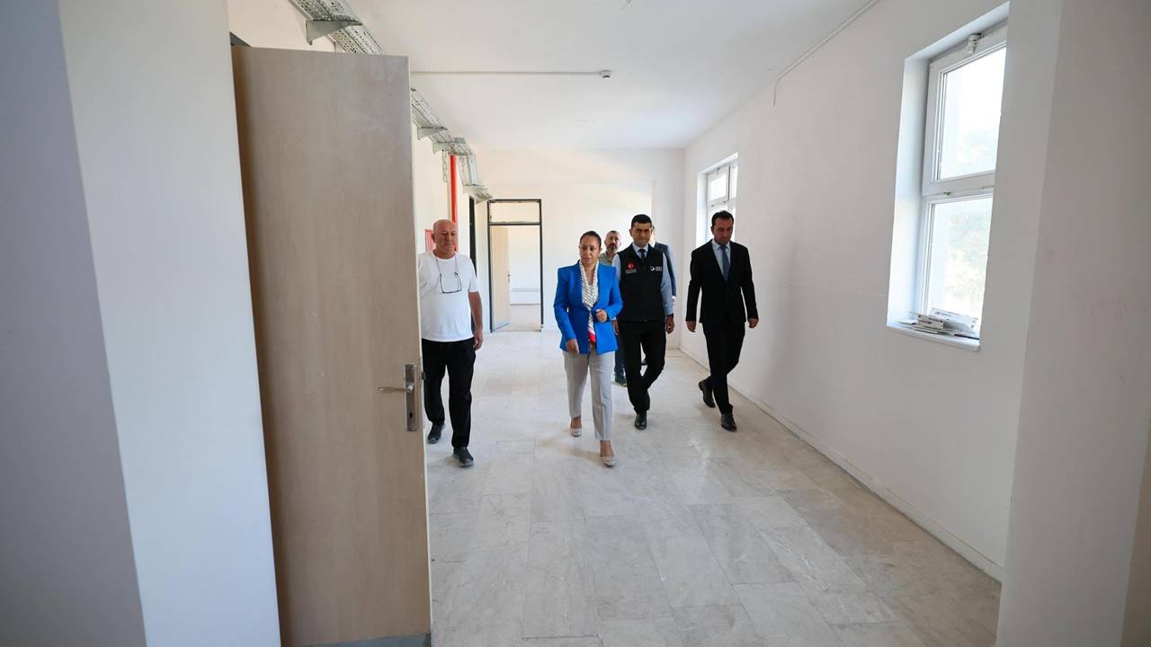 Burdur Valisi Tülay Baydar Bilgihan, yapımı hızla devam eden İl Göç İdaresi Müdürlüğü yeni hizmet binası inşaat alanında incelemelerde bulundu.

Saha incelemesine İl Göç İdaresi Müdürü Hasan Kahraman ve İl Özel İdaresi Genel Sekreter Yardımcısı Ahmet Çıray da katıldı. Çalışmaların son durumu ve yürütülen faaliyetler hakkında yetkililerden detaylı bilgi alan Vali Bilgihan, projenin gidişatını yakından takip etti.

Önümüzdeki aylarda tamamlanarak hizmete açılması planlanan yeni binayla birlikte, vatandaşlara ve hizmet alanlara daha modern, donanımlı ve nitelikli bir ortamda kamu hizmeti sunulması hedefleniyor.