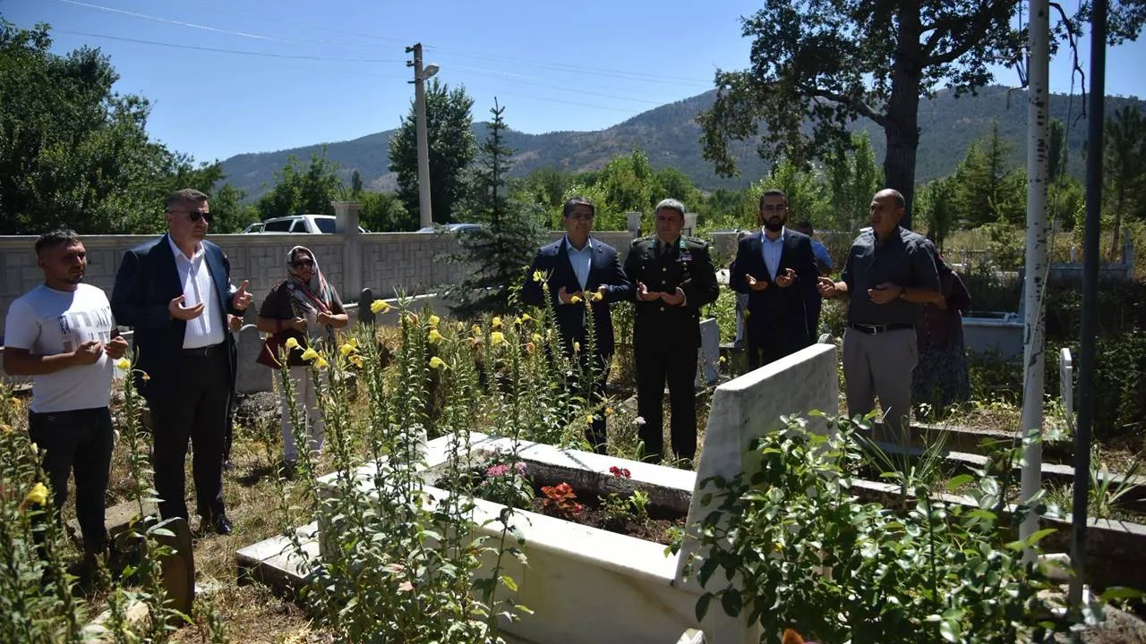 Eğirdir Belediyesi, 21 Ağustos 1993 tarihinde vatan uğruna şehit düşen Bayram Şenol’u şehadetinin yıl dönümünde rahmet ve minnetle yâd etti. Anma programı kapsamında ilçe protokolü tarafından aileye anlamlı bir ziyaret gerçekleştirildi.
Ziyarete Eğirdir Kaymakamı Dr. Serhat Doğan, Eğirdir Belediye Başkanı Mustafa Özer ve protokol üyeleri katıldı. Heyet, Şehit Bayram Şenol’un kıymetli annesi Ümmü Şenol’u ve ailesini evinde ziyaret ederek başsağlığı ve sabır dileklerini yineledi. Aileyle gerçekleştirilen buluşmanın ardından şehidin kabri başında dualar okunarak aziz hatırası andı.
Eğirdir Belediyesi tarafından yapılan açıklamada, vatanın bölünmez bütünlüğü uğruna canlarını feda eden tüm şehitlerin rahmet, minnet ve saygıyla anıldığı belirtilerek şehitlerin emanetlerine her zaman sahip çıkılacağı vurgulandı.
