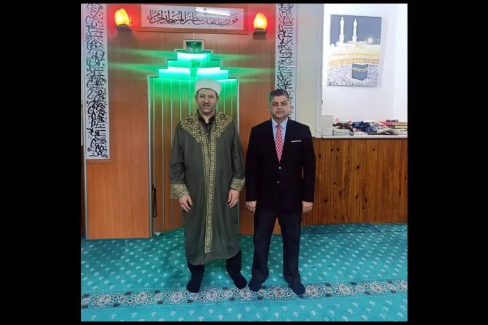 Keçiborlu’da Örnek Davranış: İmam Erkan Afet 148 Esnafı Dolaşıp “Ailem” Kitabı Hediye Etti