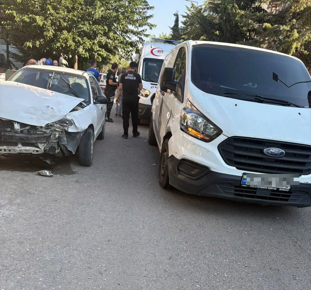 Isparta’da kent merkezinde meydana gelen trafik kazasında şans eseri yaralanan olmadı.

Edinilen bilgilere göre, Fatih Mahallesi 4511 Sokak üzerinde seyir halinde olan iki araç henüz belirlenemeyen bir nedenle çarpıştı. Çarpışmanın etkisiyle araçlarda maddi hasar meydana geldi.

Olayın ardından çevredeki vatandaşların ihbarı üzerine bölgeye trafik ekipleri sevk edildi. Yapılan ilk incelemelerde kazada yaralanan kimsenin bulunmadığı, her iki araçta da yalnızca maddi hasar oluştuğu tespit edildi. Trafik ekiplerinin çalışmasının ardından araçlar yoldan kaldırıldı ve ulaşım normale döndü.