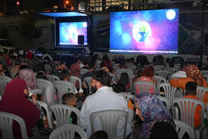 Isparta Belediyesi’nden Dere Mahallesi’nde Çocuklar İçin Unutulmaz Yaz Akşamı Sineması
