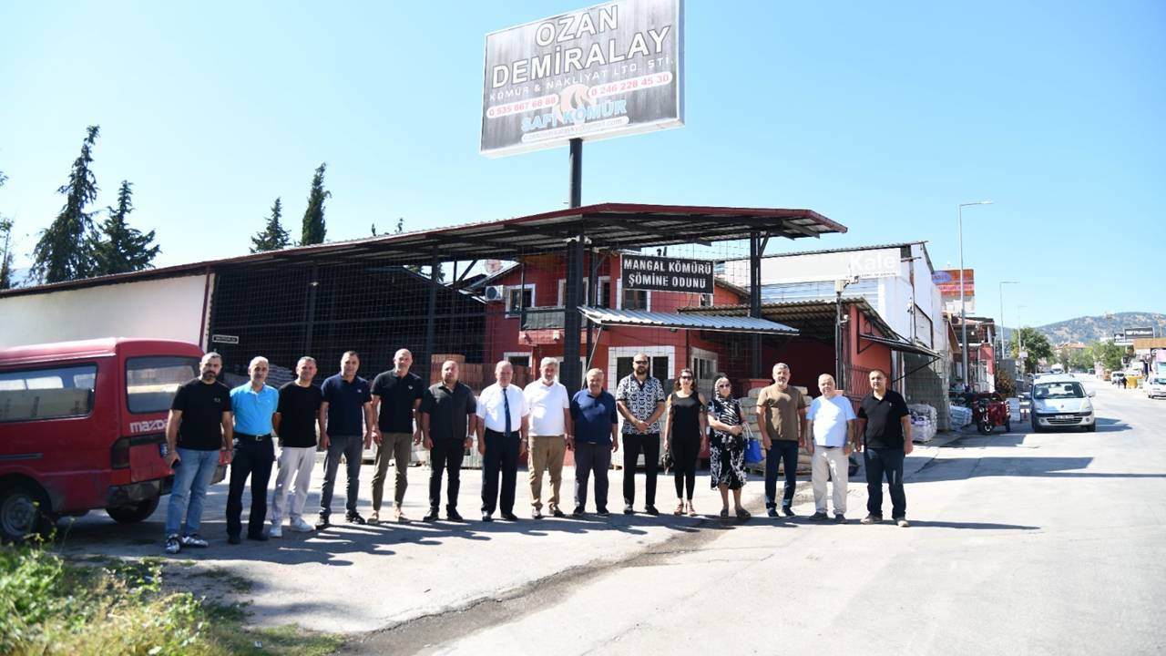 Isparta Ticaret ve Sanayi Odası (ITSO) Yönetim Kurulu Başkanı ve yeni dönem başkan adayı Metin Çelik, yönetim ekibiyle birlikte Yukarı ve Aşağı Mahrukatçılar Sitesi'nde faaliyet gösteren esnaf ve oda üyelerini ziyaret etti.

Gerçekleştirilen saha ziyaretlerinde üyelerin talep, beklenti ve sorunlarını birebir dinleyen Başkan Çelik, yeni döneme yönelik hedef ve projeleri hakkında katılımcılara bilgi verdi. Yeni dönemde 12 büyük projeyi hayata geçirmeyi planladıklarını belirten Çelik, Isparta iş dünyasının ve sanayisinin gelişimine ivme kazandıracak çalışmalar üzerine değerlendirmelerde bulundu.

Saha çalışmalarının ve üyelerle doğrudan bir araya gelmenin sektörlerin anlık ihtiyaçlarını tespit etmedeki önemine dikkat çeken Başkan Çelik, önümüzdeki süreçte de ortak akıl ve istişare kültüründen ödün vermeden hareket edeceklerini ifade etti. Ziyaretin sonunda Başkan Çelik, kendilerine gösterilen ilgi, teveccüh ve destek dolayısıyla tüm Mahrukatçılar Sitesi üyelerine teşekkür etti.