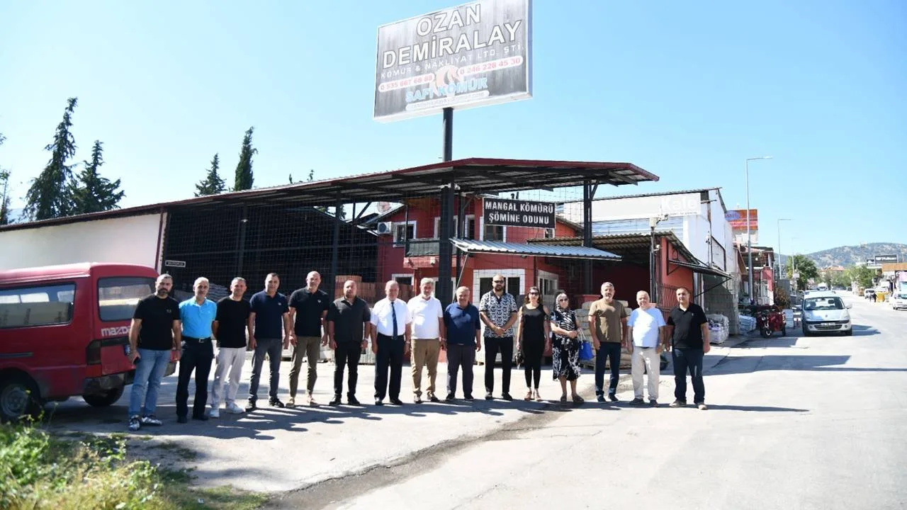 Isparta Ticaret ve Sanayi Odası (ITSO) Yönetim Kurulu Başkanı ve yeni dönem başkan adayı Metin Çelik, yönetim ekibiyle birlikte Yukarı ve Aşağı Mahrukatçılar Sitesi'nde faaliyet gösteren esnaf ve oda üyelerini ziyaret etti.
Gerçekleştirilen saha ziyaretlerinde üyelerin talep, beklenti ve sorunlarını birebir dinleyen Başkan Çelik, yeni döneme yönelik hedef ve projeleri hakkında katılımcılara bilgi verdi. Yeni dönemde 12 büyük projeyi hayata geçirmeyi planladıklarını belirten Çelik, Isparta iş dünyasının ve sanayisinin gelişimine ivme kazandıracak çalışmalar üzerine değerlendirmelerde bulundu.
Saha çalışmalarının ve üyelerle doğrudan bir araya gelmenin sektörlerin anlık ihtiyaçlarını tespit etmedeki önemine dikkat çeken Başkan Çelik, önümüzdeki süreçte de ortak akıl ve istişare kültüründen ödün vermeden hareket edeceklerini ifade etti. Ziyaretin sonunda Başkan Çelik, kendilerine gösterilen ilgi, teveccüh ve destek dolayısıyla tüm Mahrukatçılar Sitesi üyelerine teşekkür etti.