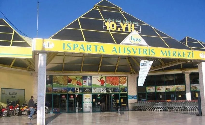 Isparta halkının ortaklığıyla kurulan şehrin simge şirketlerinden IYAŞ’ta (Isparta Gıda Sanayi ve Ticaret A.Ş.) beklenen genel kurul günü geldi. Şirketin Olağan Genel Kurul Toplantısı, bugün saat 11.00’de Süleyman Demirel Kongre ve Sergi Sarayı’nda gerçekleştiriliyor.

Genel kurul tarihine sayılı günler kala şirket kulislerinde başlayan hareketlilik sandık başına taşındı. Mevcut Yönetim Kurulu Başkanı Hasan Ali Meydan’ın yeniden aday olduğu seçimlerde, şirketin eski yönetim kurulu başkanı Bahattin Şenol da hazırladığı rakip liste ile yarışa dahil oldu. Çift listeli bu önemli yarış, şirket ortakları ve kent kamuoyu tarafından yakından takip ediliyor.