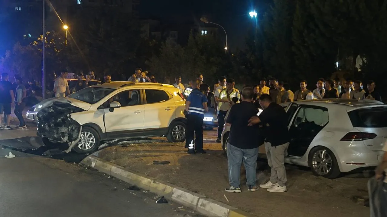 Isparta’da Davraz İtfaiye Grup Müdürlüğü önü Köy Garajı mevkiinde iki otomobilin çarpışması sonucu yaralanmalı trafik kazası meydana geldi.

Edinilen bilgilere göre, sürücülerinin kontrolünden çıkan iki otomobil henüz belirlenemeyen bir nedenle kavşak/yol yakınlarında çarpıştı. Çarpışmanın şiddetiyle savrulan araçlar kaldırıma çıkarak durabildi.

Kazada yaralananların olduğunun ihbar edilmesi üzerine olay yerine derhal sağlık, polis ve itfaiye ekipleri sevk edildi. Sağlık ekipleri yaralılara olay yerinde ilk müdahaleyi yaptıktan sonra hastaneye kaldırdı. Kazayla ilgili inceleme başlatıldı.