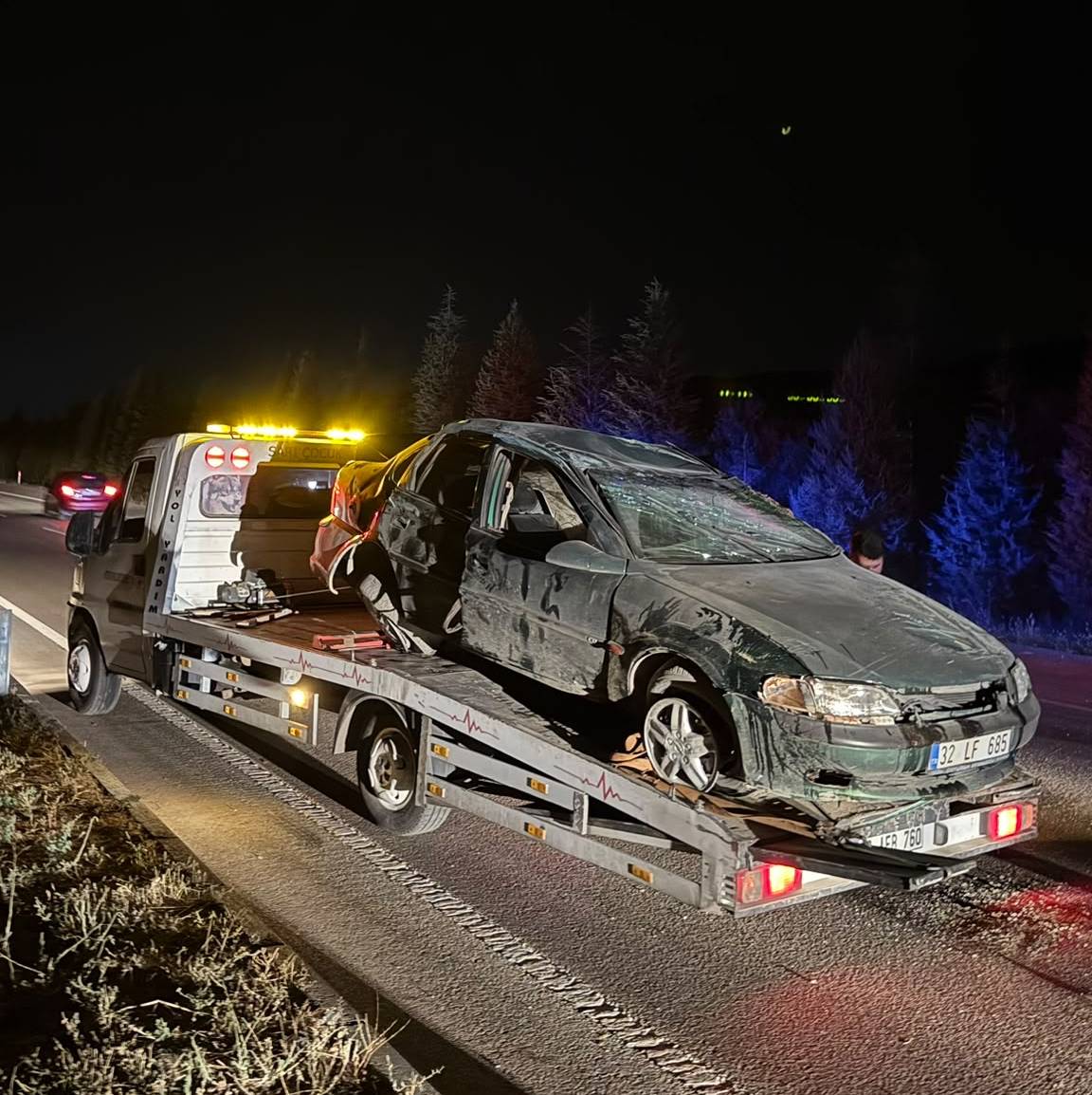 Isparta-Keçiborlu karayolu İğdecik mevkiini geçtikten sonra meydana gelen trafik kazası nedeniyle yol bir süre ulaşıma kapandı.

Edinilen bilgilere göre, Keçiborlu istikametinde seyir halinde olan otomobilin kaza yapması sonucu güzergahta trafik akışı durdu. Maddi hasarın meydana geldiği araç, olay yerine çağrılan çekici marifetiyle yoldan kaldırıldı.

Aracın kaldırılması ve ekiplerin temizlik çalışmasının ardından yol yeniden trafiğe açıldı. Kazada yaralanan olup olmadığı ve sürücünün sağlık durumu hakkında henüz net bilgi edinilemezken, olayla ilgili inceleme başlatıldı.