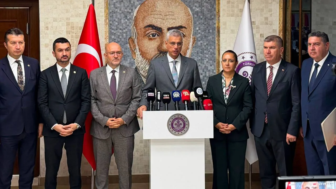 Sağlık Bakanı Prof. Dr. Kemal Memişoğlu, bir dizi temas ve incelemelerde bulunmak üzere Burdur’a resmi ziyaret gerçekleştirdi. AK Parti Burdur Milletvekili Adem Korkmaz ve AK Parti Burdur İl Başkanı Yavuz Selim Özbey’in de eşlik ettiği ziyarette, kentin sağlık altyapısı ve yürütülen yatırımlar kapsamlı bir şekilde ele alındı.

Ziyaret kapsamında Burdur’un sağlık alanındaki mevcut durumu, devam eden projeler ve geleceğe dönük ihtiyaçlar detaylı olarak değerlendirildi. Kentin sağlık alanındaki talep ve beklentilerini doğrudan Bakan Memişoğlu’na ileten Burdur heyeti, yürütülecek yeni projeler üzerine görüş alışverişinde bulundu.

AK Parti Burdur Milletvekili Adem Korkmaz, Sağlık Bakanı Kemal Memişoğlu’nu kentte ağırlamaktan memnuniyet duyduklarını belirterek, Burdur’un sağlık altyapısını güçlendirmeye yönelik çalışmalara gösterdiği yakın ilgi ve desteklerinden dolayı Bakan Memişoğlu’na teşekkürlerini iletti. Ziyaretin, kentin sağlık hizmetleri kalitesini artıracak yeni adımlara vesile olması hedefleniyor.