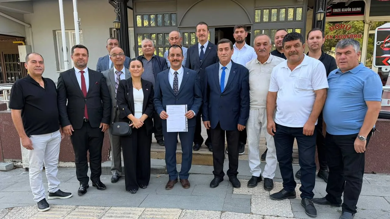 Milliyetçi Hareket Partisi (MHP) Isparta Merkez İlçe Başkanlığı kongresinde delegelerin güvenini alarak yeniden başkanlığa seçilen R. Murat Gören, yönetim kurulu üyeleriyle birlikte mazbatasını teslim aldı. Merkez İlçe Seçim Kurulu’ndan mazbatasını alarak resmi olarak yeni dönem görevine başlayan Gören, teşkilat çalışmaları için kolları sıvadı.

Mazbata töreninin ardından açıklamalarda bulunan MHP Isparta Merkez İlçe Başkanı R. Murat Gören, yeni dönemde birlik ve beraberlik vurgusu öne çıkardı. Teşkilat vizyonu ve önümüzdeki süreçte yürütülecek saha çalışmaları hakkında mesajlar veren Gören, partinin ilkeleri doğrultusunda Isparta genelinde aktif ve kararlı bir çalışma sergileyeceklerini ifade etti.

Mazbatanın alınmasıyla birlikte MHP Isparta Merkez İlçe Başkanlığı’nda yeni dönem resmi olarak başlarken, Gören ve yönetim kurulu ekibinin önümüzdeki süreçte teşkilat faaliyetlerine ve saha ziyaretlerine hız vermesi bekleniyor.