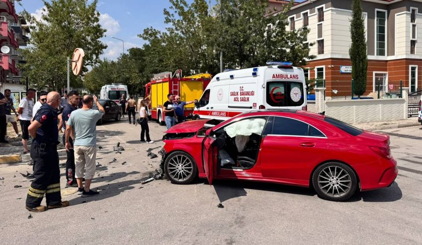 Isparta’da Zincirleme Kaza: Modernevler Mahallesi’nde 3 Araç Çarpıştı, 2 Yaralı