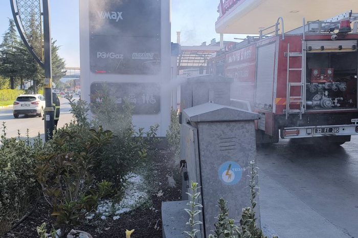 Akaryakıt İstasyonunun Trafosunda Çıkan Yangın İtfaiyenin Müdahalesiyle Söndürüldü
