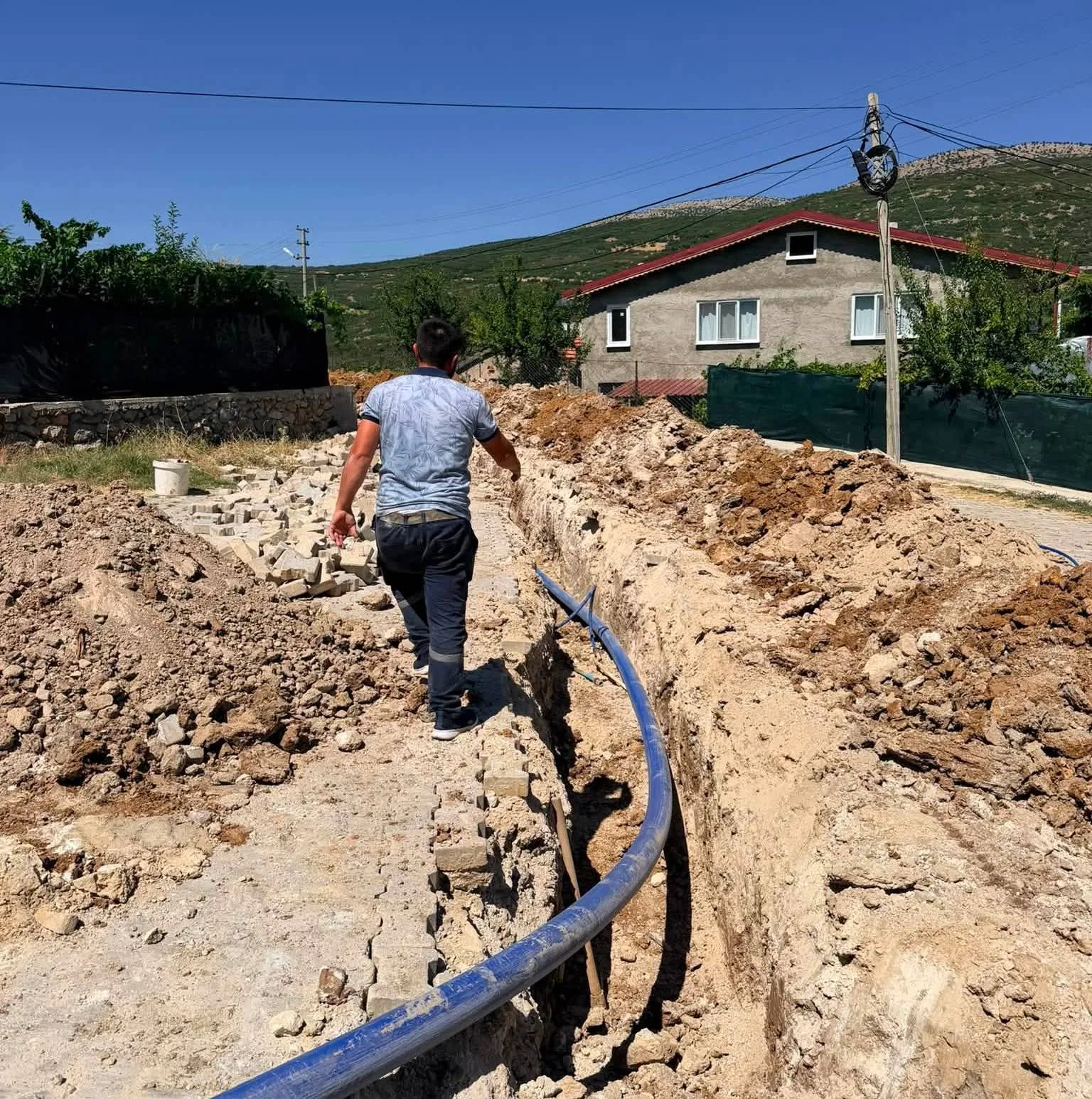 Sarıidris Belediyesi, belde genelinde altyapı eksikliklerini gidermek ve vatandaşlara daha sağlıklı içme suyu ulaştırmak amacıyla başlattığı çalışmalarına hız kesmeden devam ediyor. Beldenin ihtiyaç duyulan ve bugüne kadar altyapısı bulunmayan noktalarına içme suyu ulaştırmak için yeni şebeke hatları döşenirken, mevcut altyapı da kapsamlı bir şekilde güçlendiriliyor.

Yürütülen projeyle birlikte şebeke ağı genişletilerek mahallelerin su erişimi güvence altına alınırken, yenilenen hatlar sayesinde içme suyu hizmetinin daha güvenli ve sağlıklı hale getirilmesi hedefleniyor. Çalışmalar sırasında altyapı kazıları nedeniyle oluşabilecek geçici ulaşım ve çevre düzeni aksaklıkları için vatandaşlardan anlayış ve sabır beklenirken, Sarıidris'in geleceği için modern bir altyapı inşa etme kararlılığının süreceği vurgulandı.
