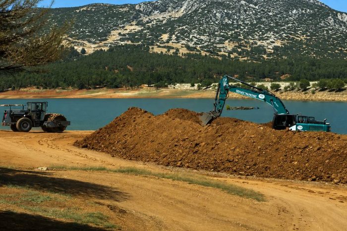 DSİ ve Belediye İş Birliğiyle Atabey Göleti’nde Obruk Mesaisi Devam Ediyor