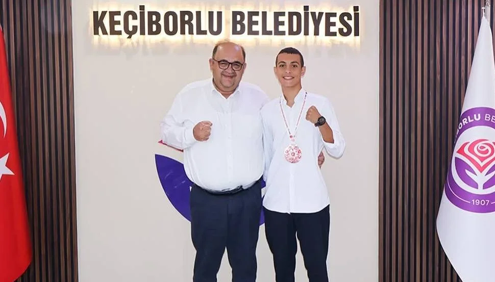 Keçiborlu Uçak Bakım Lisesi 10. sınıf öğrencisi Hüseyin Yıldırım, 63 kilo Gençler Kick Boks Turnuvası'nda Türkiye üçüncüsü olarak önemli bir başarıya imza attı.

Keçiborlu Belediye Başkanı Yusuf Murat PARLAK, genç sporcuyu tebrik ederek, "Keçiborlu Uçak Bakım Lisesi 10. sınıf öğrencimiz Hüseyin Yıldırım'ı, 63 kilo Gençler Kick Boks turnuvasında kazandığı Türkiye üçüncülüğü için tebrik eder, spor hayatında başarılarının devamını dilerim," ifadelerini kullandı.