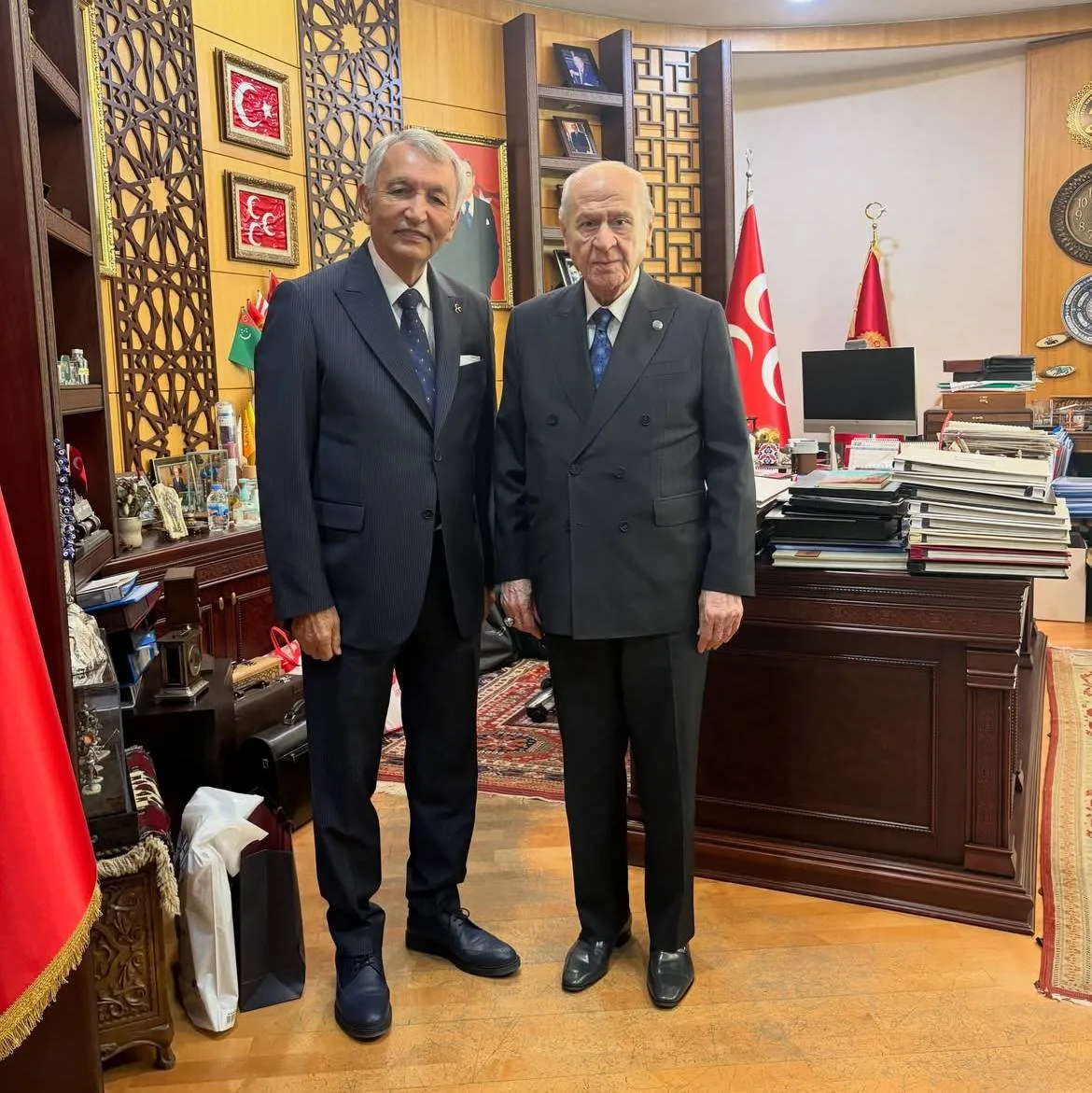 Eski Isparta Belediye Başkanı Yusuf Ziya Günaydın, Milliyetçi Hareket Partisi (MHP) Genel Merkezi’nde MHP Genel Başkanı Devlet Bahçeli’yi ziyaret etti.

Ziyaret sonrasında açıklamalarda bulunan Günaydın, MHP Lideri Bahçeli’nin engin tecrübeleri, güçlü iradesi ve Türkiye sevdası doğrultusunda gösterdiği istikamette kararlılıkla yürümeye devam edeceklerini belirtti.

Ülke, millet ve dava adına azimle çalışacaklarını vurgulayan Günaydın, kabulleri ve kıymetli değerlendirmeleri dolayısıyla MHP Genel Başkanı Devlet Bahçeli’ye şükranlarını sundu. Ziyaret, MHP Genel Merkezi'nde gerçekleşen görüşmenin ardından sona erdi.