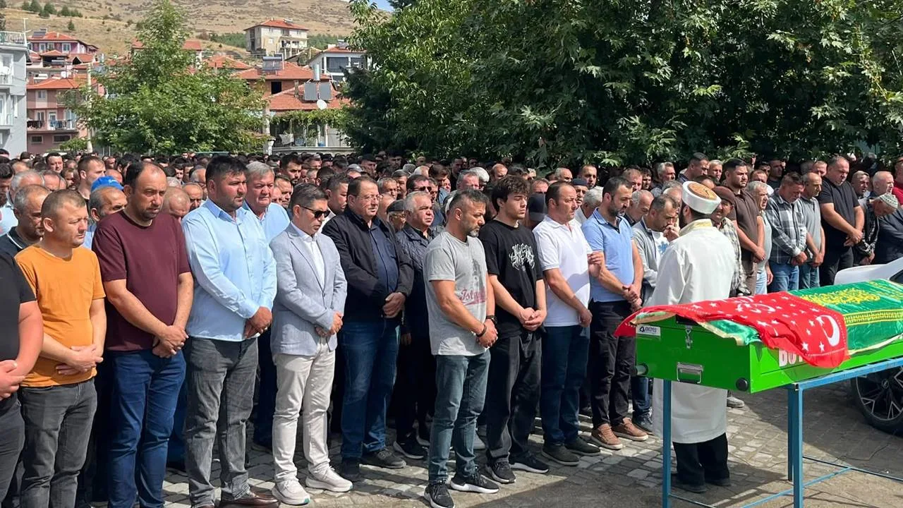 Isparta’nın Senirkent ilçesine bağlı Büyükkabaca beldesinde meydana gelen motosiklet kazasında hayatını kaybeden 20 yaşındaki Ahmet Köse son yolculuğuna uğurlandı. Cenaze törenine katılan Yeni Parti Isparta Milletvekili Hikmet Yalım Halıcı, kederli aileye ve yakınlarına taziyelerini iletti.

Senirkent Büyükkabaca’da Yürek Yakan Vefat: Ahmet Köse Son Yolculuğuna Uğurlandı

Isparta’nın Senirkent ilçesine bağlı Büyükkabaca beldesinde meydana gelen feci motosiklet kazasında yaşamını yitiren 20 yaşındaki Ahmet Köse, düzenlenen cenaze töreniyle son yolculuğuna uğurlandı.

Milletvekili Yalım Halıcı Cenazeye Katıldı

Genç yaşta vefatıyla beldeyi ve tüm Isparta’yı yasa boğan Ahmet Köse’nin cenaze törenine Yeni Parti Isparta Milletvekili Hikmet Yalım Halıcı da katıldı. Senirkent ilçesine bağlı Büyükkabaca’da aileye ve yakınlarına başsağlığı dileklerini ileten Halıcı, kazada yaralanan vatandaşlar için de acil şifalar temennisinde bulundu.

Ahmet Köse’nin cenazesi, kılınan cenaze namazının ardından Büyükkabaca’da gözyaşları arasında toprağa verildi.