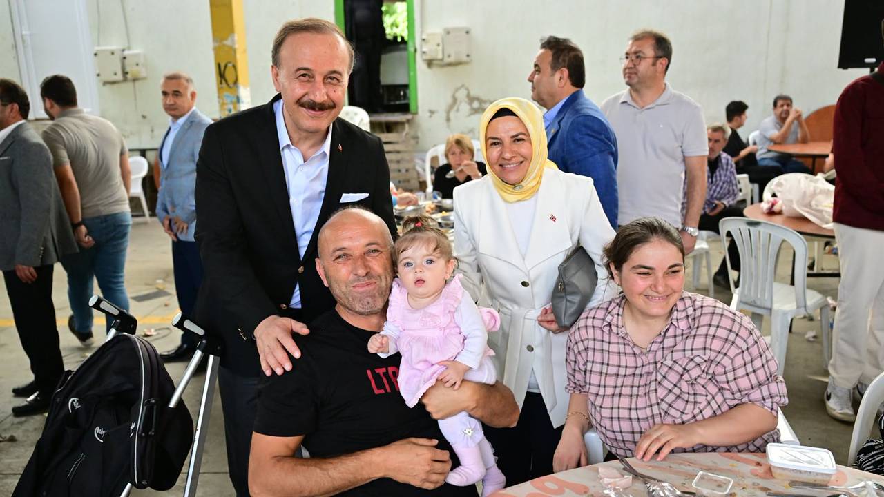 Isparta’nın Atabey ilçesinde, Atabey Belediyesi’nin ev sahipliğinde Geleneksel Birlik ve Dayanışma Yemeği organizasyonu gerçekleştirildi. İlçe protokolü ile vatandaşları bir araya getiren buluşmada birlik ve beraberlik mesajları öne çıktı.

Protokol Yoğun Katılım Gösterdi

Atabey Belediye Başkanı Serdar Pehlivan’ın ev sahipliği yaptığı organizasyona Isparta Valisi Abdullah Erin, İçişleri Bakanlığı Daire Başkanı Suna Üstüner, Milletvekilleri Mehmet Uğur Gökgöz ve Osman Zabun ile il ve ilçe protokolü katıldı.

Vali Erin’den Teşekkür Mesajı

Birlik ve beraberlik duygularını pekiştiren organizasyonun ardından açıklamalarda bulunan Isparta Valisi Abdullah Erin, anlamlı buluşma için Atabey Belediye Başkanı Serdar Pehlivan’a ve misafirperverliklerinden ötürü Atabey halkına teşekkürlerini iletti.