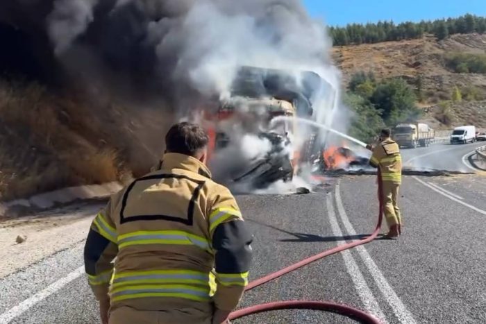 Yalvaç Bağkonak’ta Saman Yüklü Araç Alev Alev Yandı: Yol Trafiğe Kontrollü Açıldı