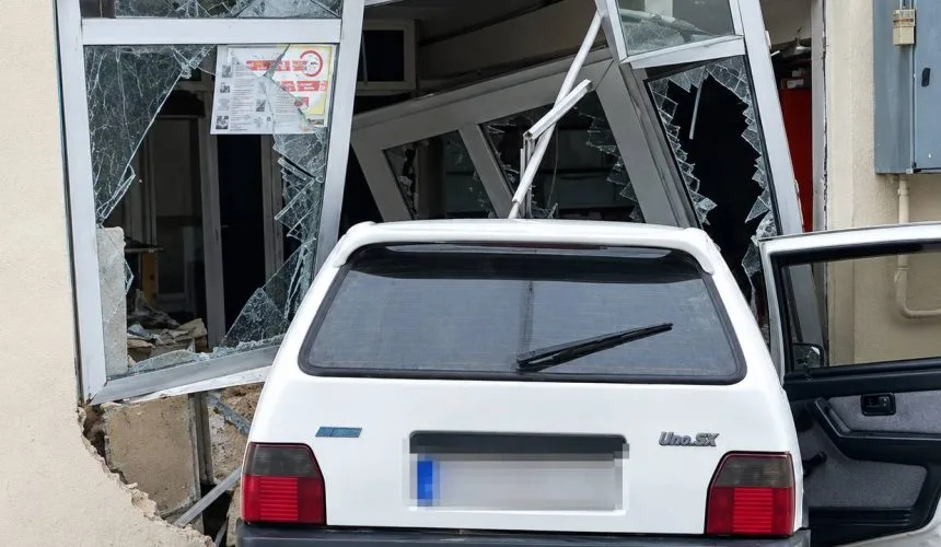 Isparta’da Kontrolden Çıkan Otomobil Camiye Daldı