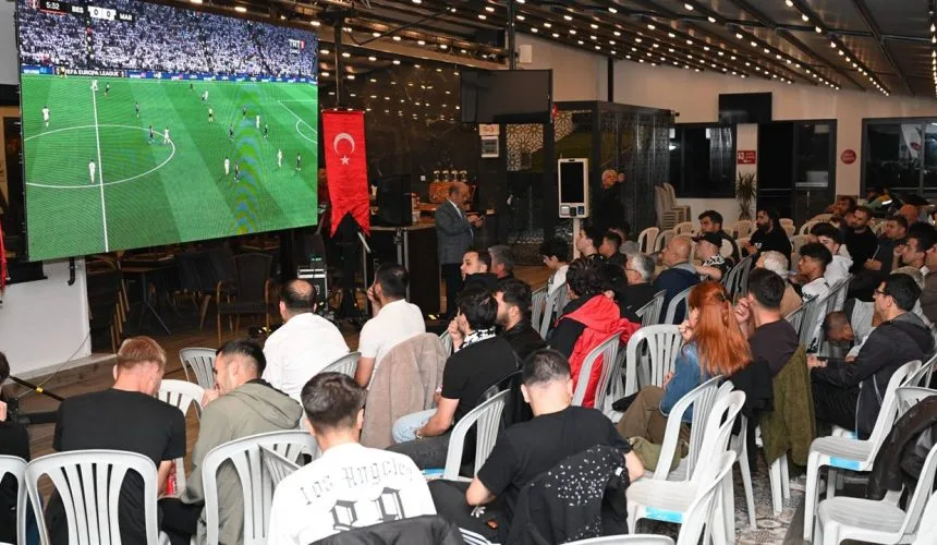 Beşiktaş’ın Dört Dörtlük Zaferinin Keyfini Dev Ekranda Yaşadılar